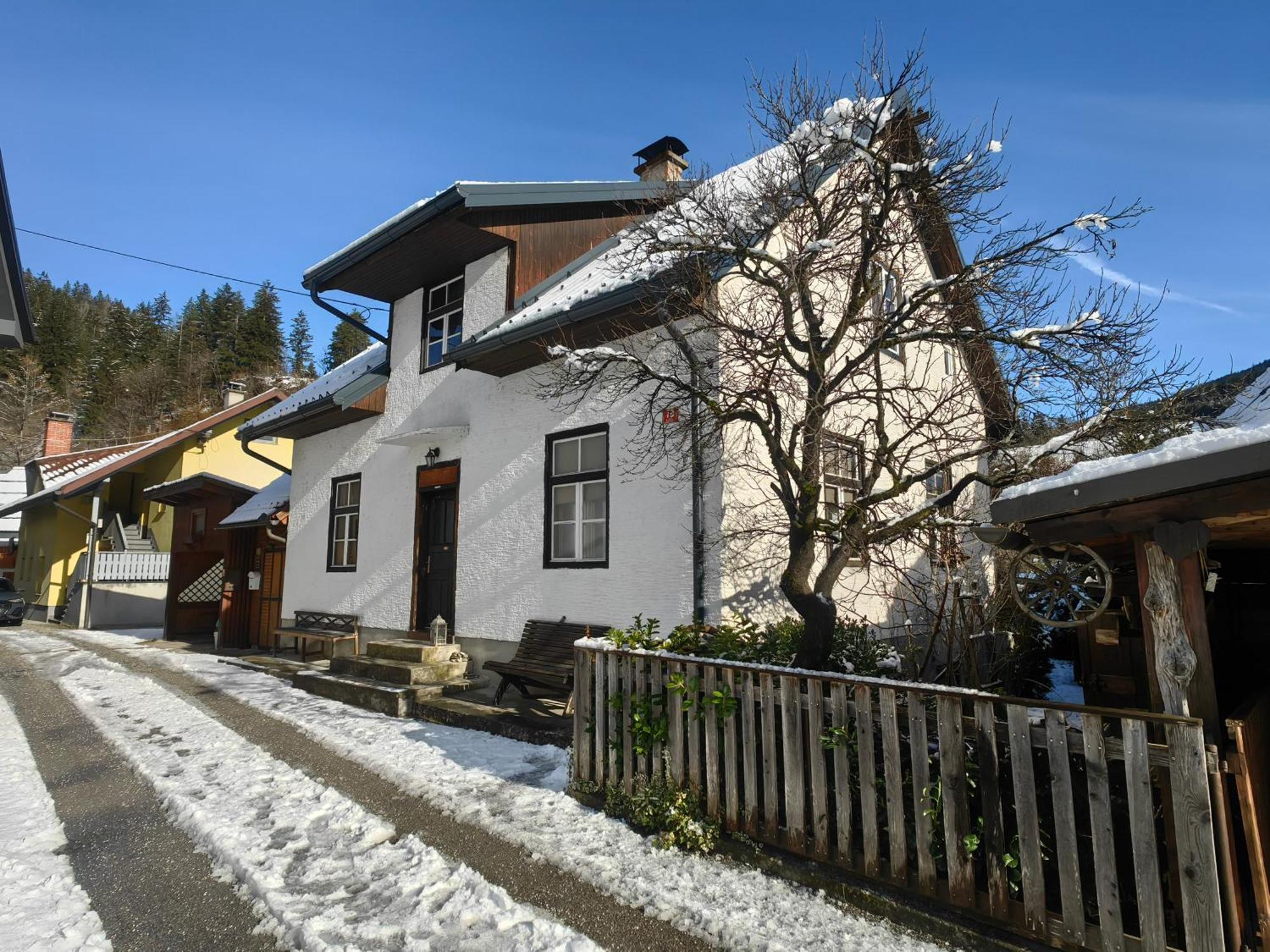 Hisa Hortenzija Luče Exteriör bild